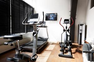 贝亨奥普佐姆德拉科住宿大酒店的健身房,室内配有两辆健身自行车