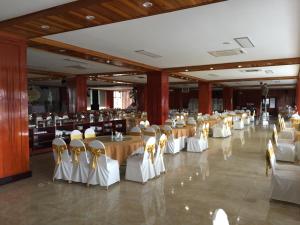 荣市文广场酒店的宴会厅配有一排桌椅