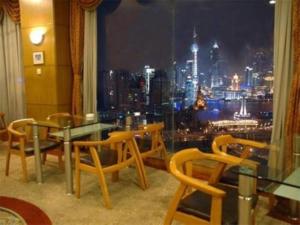 上海上海宇航宾馆 的享有城市天际线景致的餐厅