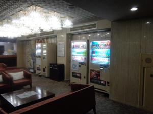 八户市八户威阿雷二号酒店的客厅配有沙发和2个视频游戏