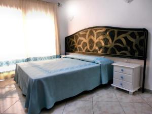 维拉西米乌斯阿菲塔卡马雷达安吉拉酒店的一间卧室配有一张大床和一个床头柜