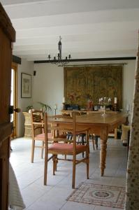 维勒雷阿勒L'Ancienne Forge 27 rue de la Crèche Bourg Born的一间带木桌和椅子的用餐室