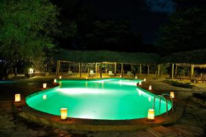 Archers PostSamburu Intrepids Tented Camp的夜间游泳池周围灯光环绕