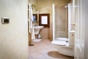 维罗纳Residence ANTICO SAN ZENO centro storico的浴室设有2个卫生间、水槽和淋浴。
