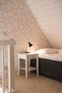 Skåne-TranåsMunkamöllan Logi Skåne Tranås的一间卧室配有一张床和一张带台灯的书桌