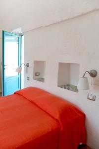 奥斯图尼Masseria Palombara Grande的一间卧室设有红色的床和窗户。