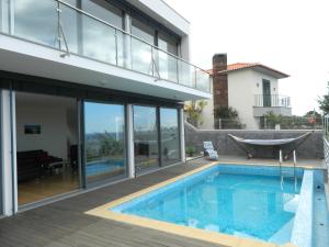 丰沙尔Villa Boa Vista的一座房子,设有游泳池和甲板上的吊床