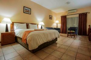 卢萨卡M'kango Golfview Hotel的一间酒店客房,房内配有一张大床