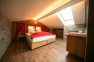 图克斯Chalet Alpinhome的一间卧室设有一张大床和一个水槽