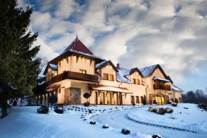 戈乌达普温图斯自然理疗温泉酒店的一座大建筑,地面上积雪