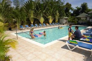 尼格瑞尔传奇海滩度假酒店的一群人坐在游泳池里