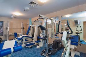 特罗吉尔罗通多酒店的健身房设有跑步机和椭圆机
