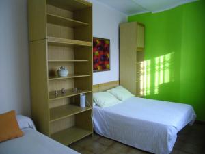 略夫雷加特河畔奥斯皮塔莱特阿蒂科索雷亚德公寓的绿墙客房内的两张床