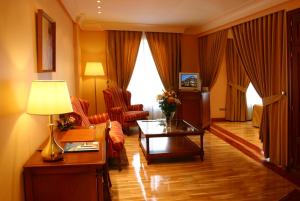 雷阿尔城斯考特而瓜迪亚纳酒店的客厅配有沙发和桌子