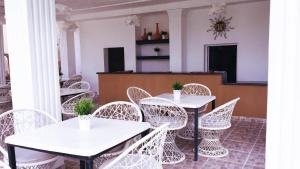 蓬塔卡纳Hotel Marimba Punta Cana的房间里一排白色的桌椅