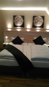 瓦尔施泰因Hotel Lindenhof的一间卧室配有一张带黑白枕头的床