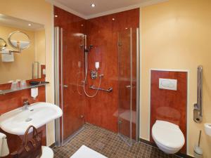 瓦尔施泰因Hotel Lindenhof的带淋浴、盥洗盆和卫生间的浴室