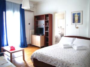 雅典雅典品质公寓的一间卧室配有一张床和一台电视