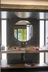 圣克里斯托瓦尔-德拉斯卡萨斯博酒店的一间带水槽和镜子的浴室