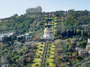 海法海法金冠酒店的享有山丘上国会大厦的景色