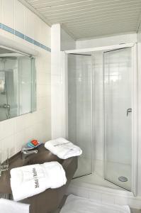 泽伊恩克尔克多福斯特餐厅酒店的带淋浴和毛巾水槽的浴室