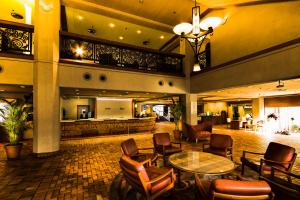 丰中大阪千里阪急酒店的大堂设有桌椅和酒吧。