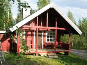 SuonenvaaraLoma Rinteelä的红色小屋,设有白色屋顶和门廊