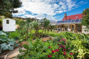 霍巴特宾顿度假屋的花园位于带太阳能电池板的房屋前