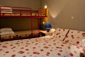 马尔德海姆菲立普斯瓦卡帖霍夫酒店的一间卧室设有两张双层床和鲜花床罩