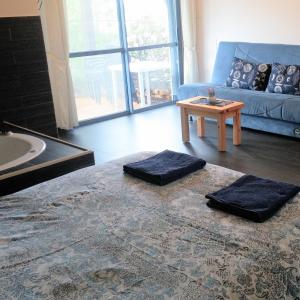 Ma‘yan BarukhGreek Relaxation的客厅配有蓝色的沙发和桌子