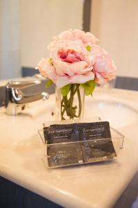 圣地亚哥－德孔波斯特拉萨尔萨巴邦特斯旅馆的浴室水槽上一束粉红色玫瑰花