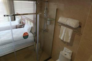 大同格林豪泰大同市火车站南云顶雅园快捷酒店的带淋浴、卫生间和毛巾的浴室