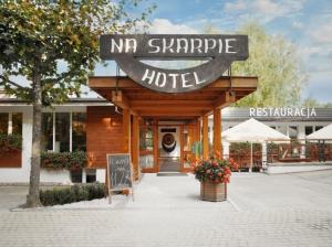 哈日科维Hotel Na Skarpie - Charzykowy的带有读取nr sharpe酒店标志的酒店
