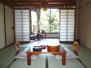 柳川白柳庄日式旅馆的客房设有桌椅和窗户。