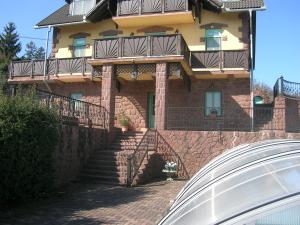 巴拉顿诺尔马迪Balatoni Panoráma Villa的带阳台和楼梯的建筑