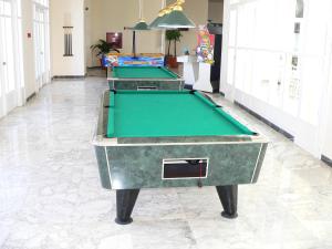 莫纳斯提尔自由度假酒店的配有台球桌的客房内的2张台球桌