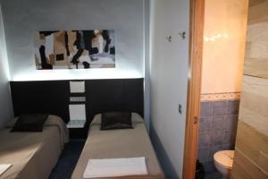 休达鲁伊兹广场旅馆的小房间设有两张床和卫生间