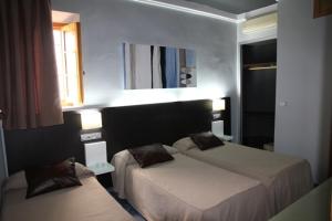 休达鲁伊兹广场旅馆的酒店客房设有两张床和窗户。