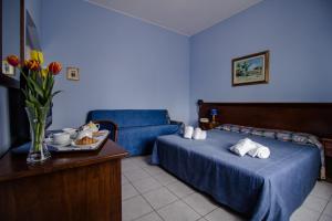 卡塔尼亚米拉马雷酒店的酒店客房,设有两张床和一张沙发