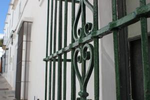 科尼尔-德拉弗龙特拉Apartamento Fatima的建筑物一侧的绿色金属门