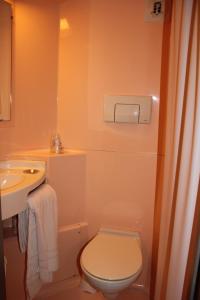 滨海贝尔克米斯特贝贝尔克酒店的一间带卫生间和水槽的浴室