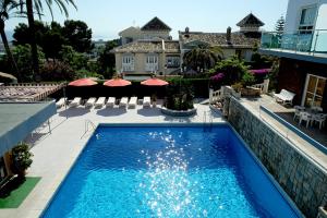 多列毛利诺斯罗萨莱斯度假酒店的房屋前的游泳池