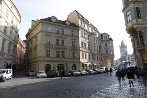 布拉格老城蒂恩公寓的街道上拥有建筑和人行道的城市街道