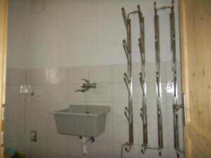 WeisspriachFerienhaus Longa的一间带水槽和小便室的浴室