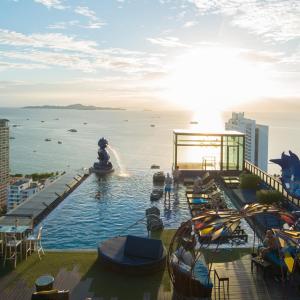 芭堤雅市中心Siam@Siam Design Hotel Pattaya的一座建筑顶部的游泳池,上面有一个喷泉