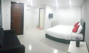 南邦南邦三叶草旅馆的白色卧室配有床和黑椅