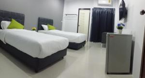 南邦南邦三叶草旅馆的两张床位 - 带两张西德西德床