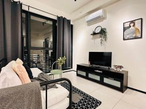 Sea & City View New Condo in Georgetown 3br 10 pax