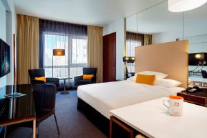 多哈多哈首府中心罗塔纳酒店的酒店客房配有两张床和一张书桌