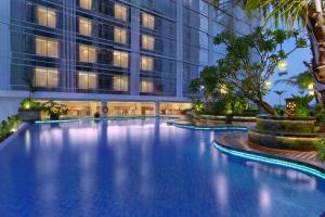 日惹阿拉纳日惹酒店与会议中心的大楼前的游泳池